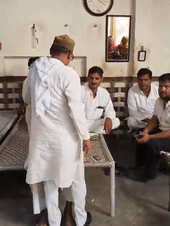 लड़की वालों ने पुलिस में शिकायत कर लड़के वालों पर कार्रवाई की मांग की है।