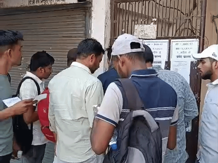 कानपुर के जवाहरलाल नेहरू इंटर कॉलेज में होमगार्ड परीक्षा के लिए रोल नंबर मिलाते अभ्यर्थी।