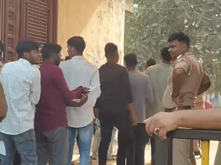 वाराणसी में सुबह के समय पहली पाली में परीक्षा केंद्र के बाहर लगी अभ्यर्थियों की लाइन।