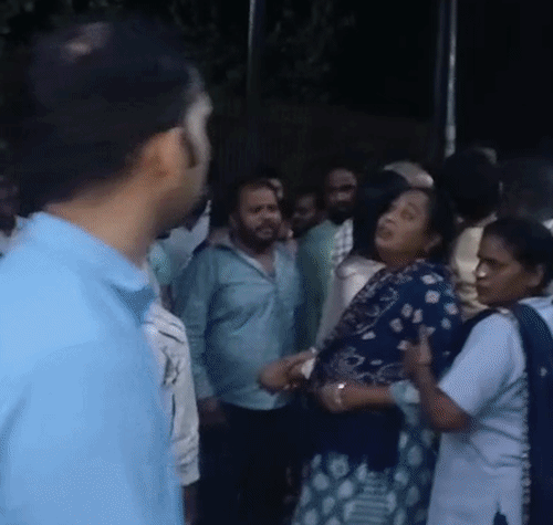 वारदात के बाद परिवार वाले जिम पहुंचे। तीनों युवकों के शवों को देखकर फूट-फूटकर रोने लगे।