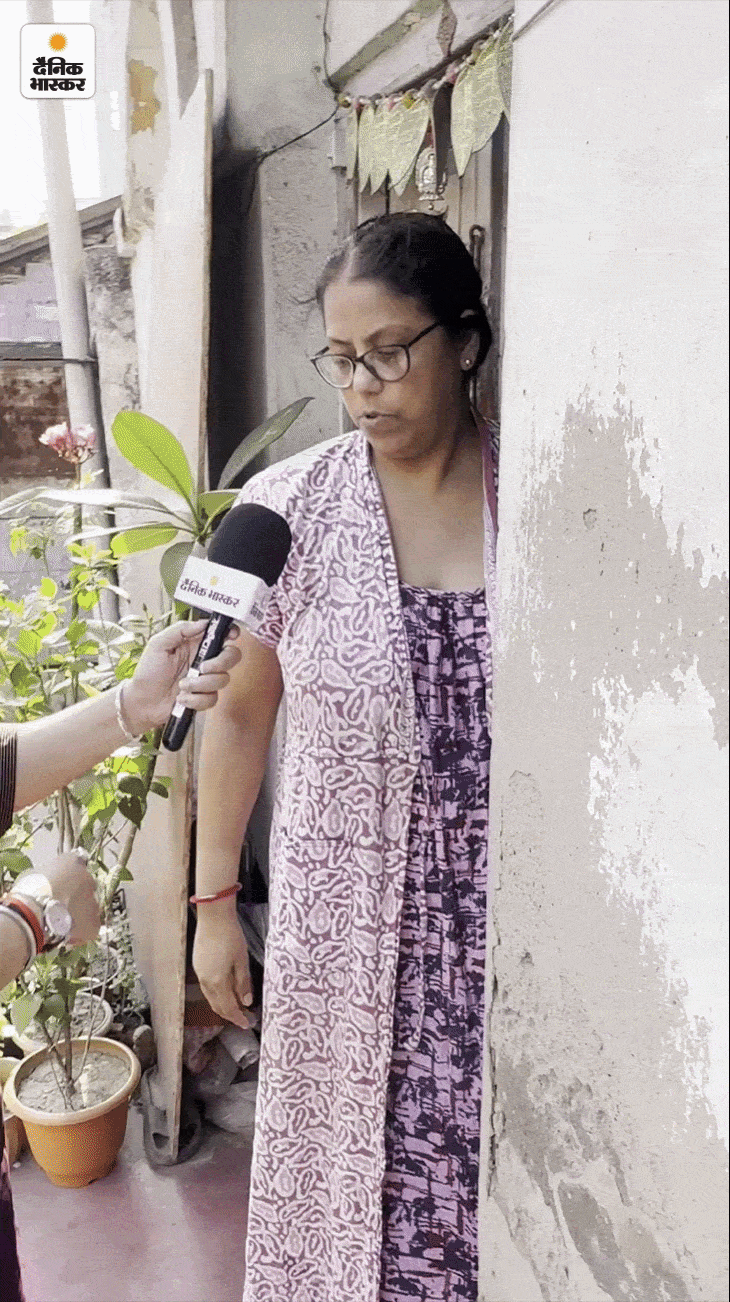 भवानीपुर में एक महिला हमसे बात करते-करते अचानक घर के अंदर चली गईं और ‘डोंट माइंड‘ कहकर दरवाजा बंद कर लिया।