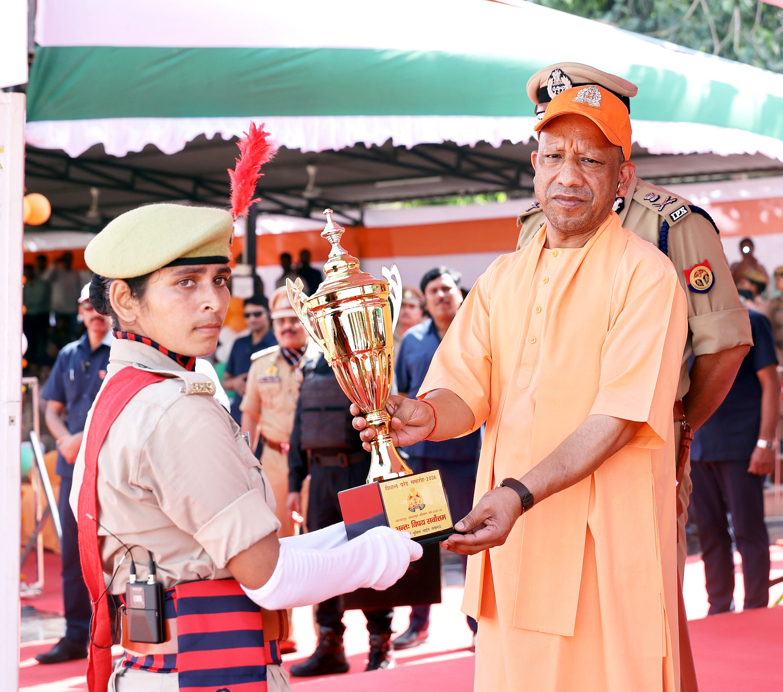 सीएम ने कॉन्स्टेबल नेहा यादव को बेस्ट कैडेट का खिताब दिया।