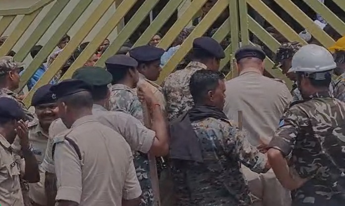 बढ़ते हंगामे की आशंका को देखते हुए बड़ी संख्या में पुलिस बल तैनात किए गए थे।