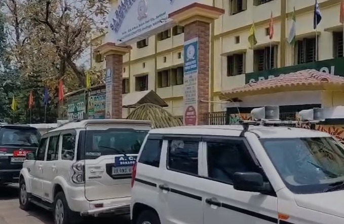 जिले के तमाम बड़े अधिकारी खुद मॉनिटरिंग कर रहे थे।
