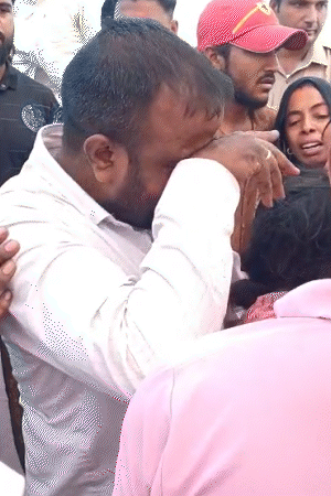 मृतक मनीष की मां दोपहर 2:45 बजे अयोध्या से खुर्जा लौट आईं। इसके बाद वह अपनी बेटी रजनी के साथ आरोपियों के घर की ओर दौड़ पड़ीं।