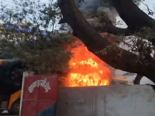 झांसी रोड थाना के सामने जलती वीडियो कोच बस। सभी यात्री हैं सुरक्षित। - Dainik Bhaskar