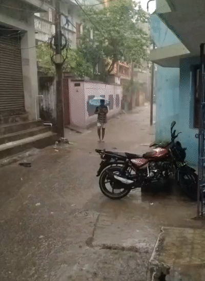 बिहार के रक्सौल में रविवार को बारिश से तापमान में गिरावट दर्ज की गई।