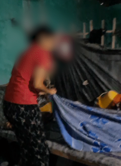 दीपक ने ऑर्कस्ट्रा में रिपोर्टर को छोटे से कमरे में रखा गया था। यहां उसे सोने के लिए एक चौकी दी गई। बिछाने के लिए फटी चादर थी।