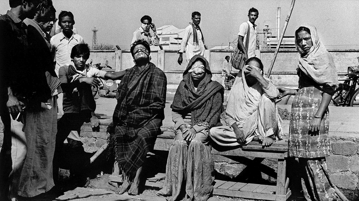 त्रासदी में गैस लीक से अंधे हुए लोगों की तस्वीर।