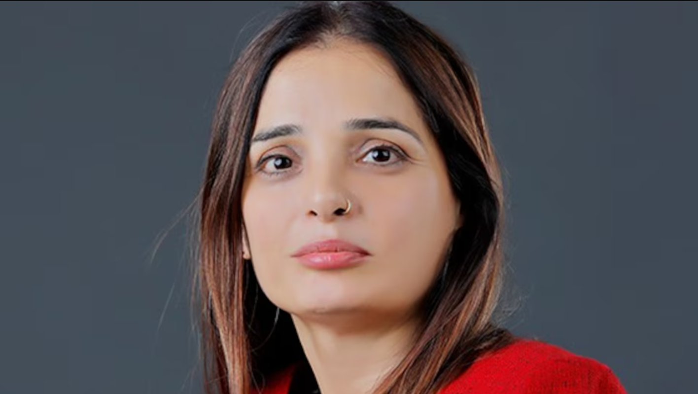 नीतू ने दिल्ली यूनिवर्सिटी से ग्रेजुएशन किया और साथ ही चार्टर्ड अकाउंटेंट की डिग्री भी ली।