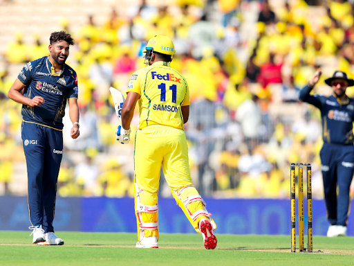 सिराज ने पहले स्पेल में 3 ओवर फेंके।