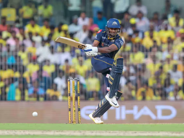 सुदर्शन 4 बाउंड्री लगाकर खेल रहे।