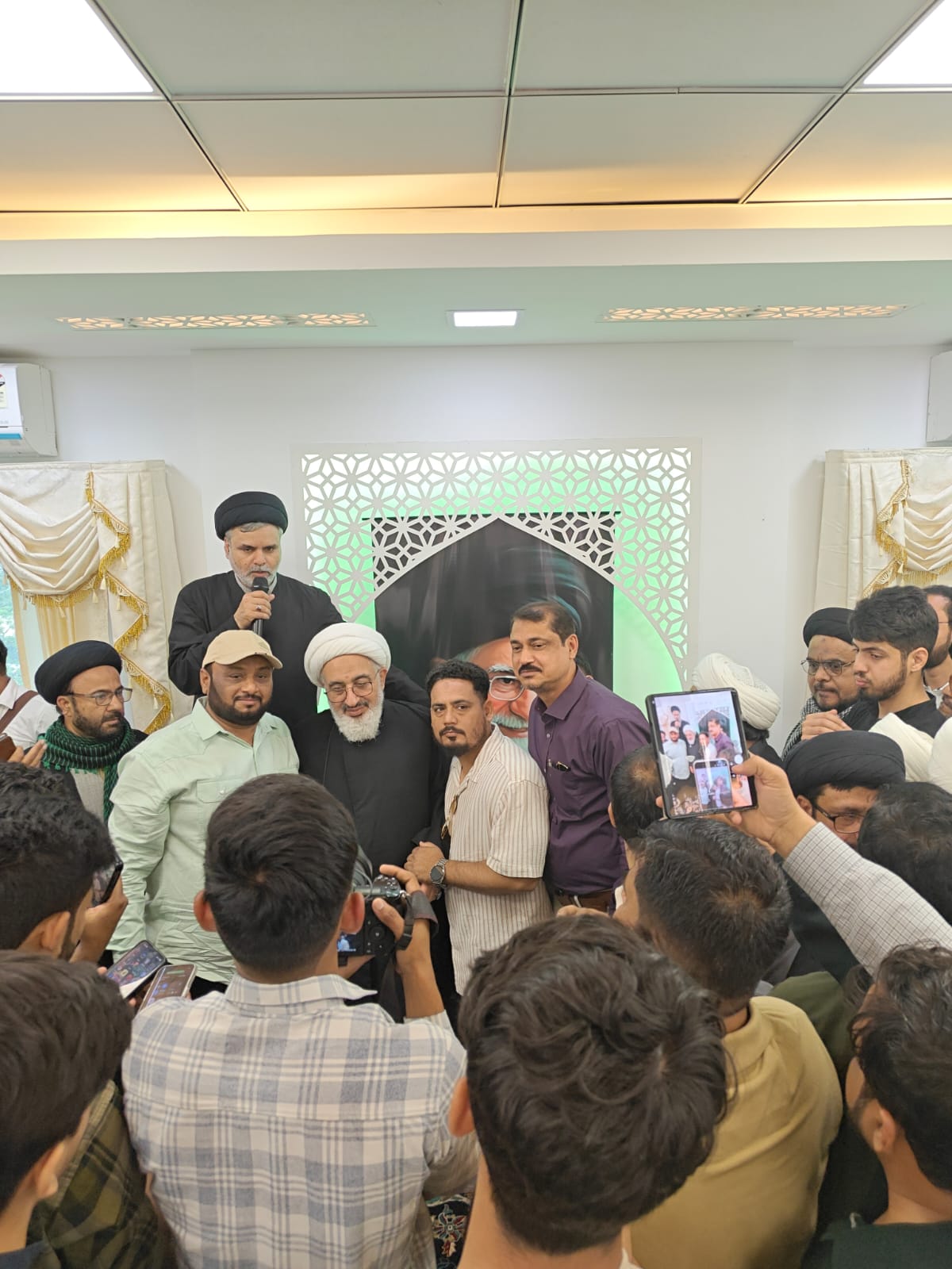 मौलाना इलाही से भोपाल के कई युवा मिले।