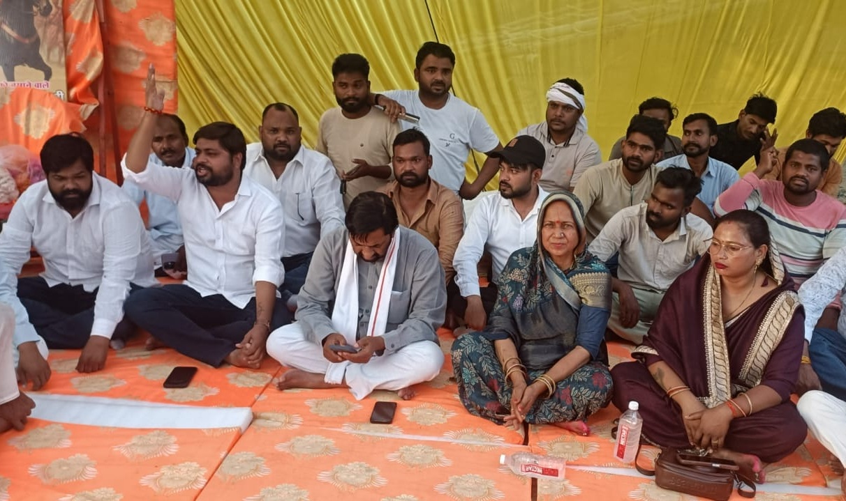 विधायक जयदेवी कौशल ने मल्हिया पासी स्वागत द्वार लगवाया था। कटवाकर हटाए जाने के बाद वह दोबारा लगवाने की मांग के साथ धरने पर बैठ गईं।