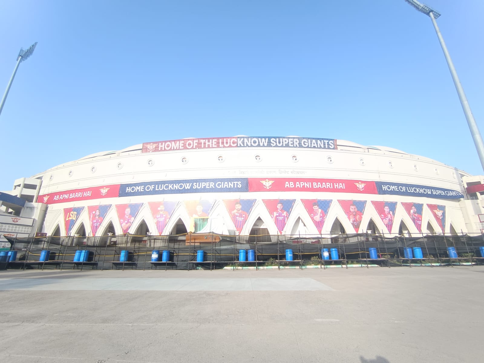 इकाना स्टेडियम को लखनऊ सुपर जायंट्स ने होम ग्राउंड माना है। इसकी दीवारों पर LSG के खिलाड़ियों की एक्शन तस्वीरों वाले पोस्टर लगाए गए हैं।