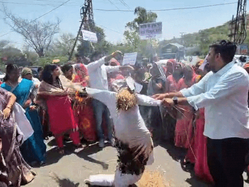 महिलाओं ने राहुल गांधी का पुतला जलाया।