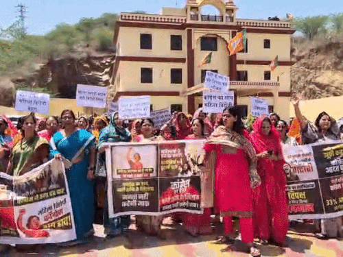 भाजपा महिला मोर्चा ने पदयात्रा निकाली और आक्रोश जताया।