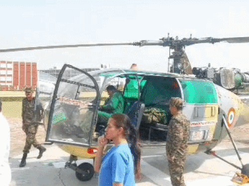 ऑर्गेन लेकर हेलीकॉप्टर में बैठते आर्मी के डॉक्टर।