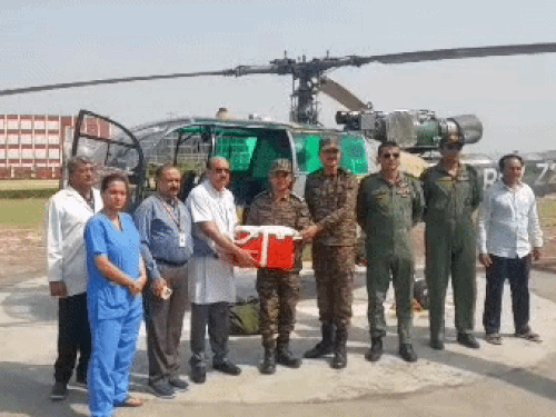 आर्मी के डॉक्टरों को आर्गेन देते हुए वीसी डॉ. एचके अग्रवाल।