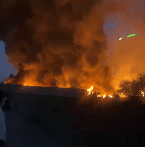 फैक्ट्री में लगी आग आसपास के दूसरे गोदामों तक भी पहुंच गई।