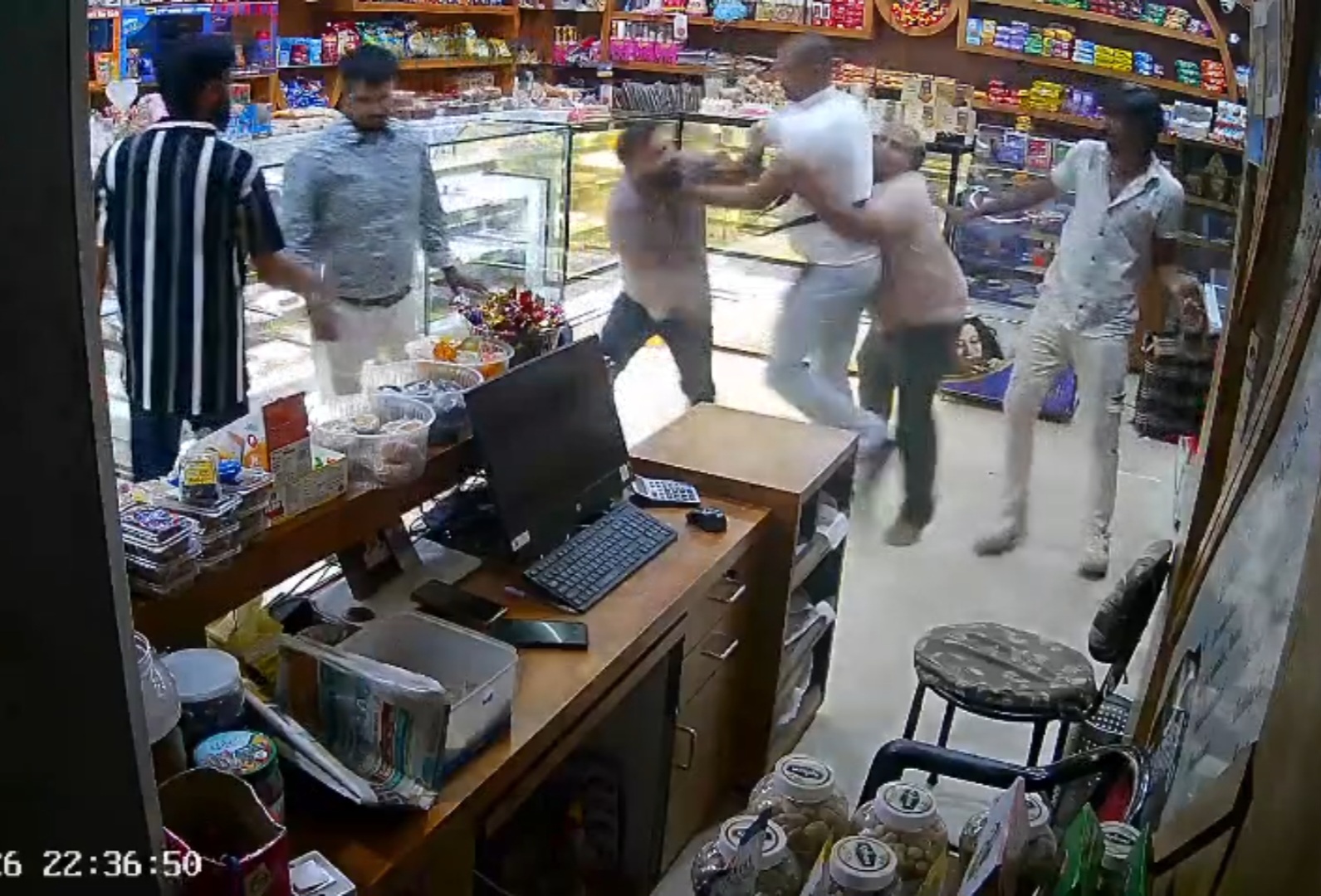 दुकान संचालक ने बीचबचाव किया तो उसे भी मारा थप्पड़।