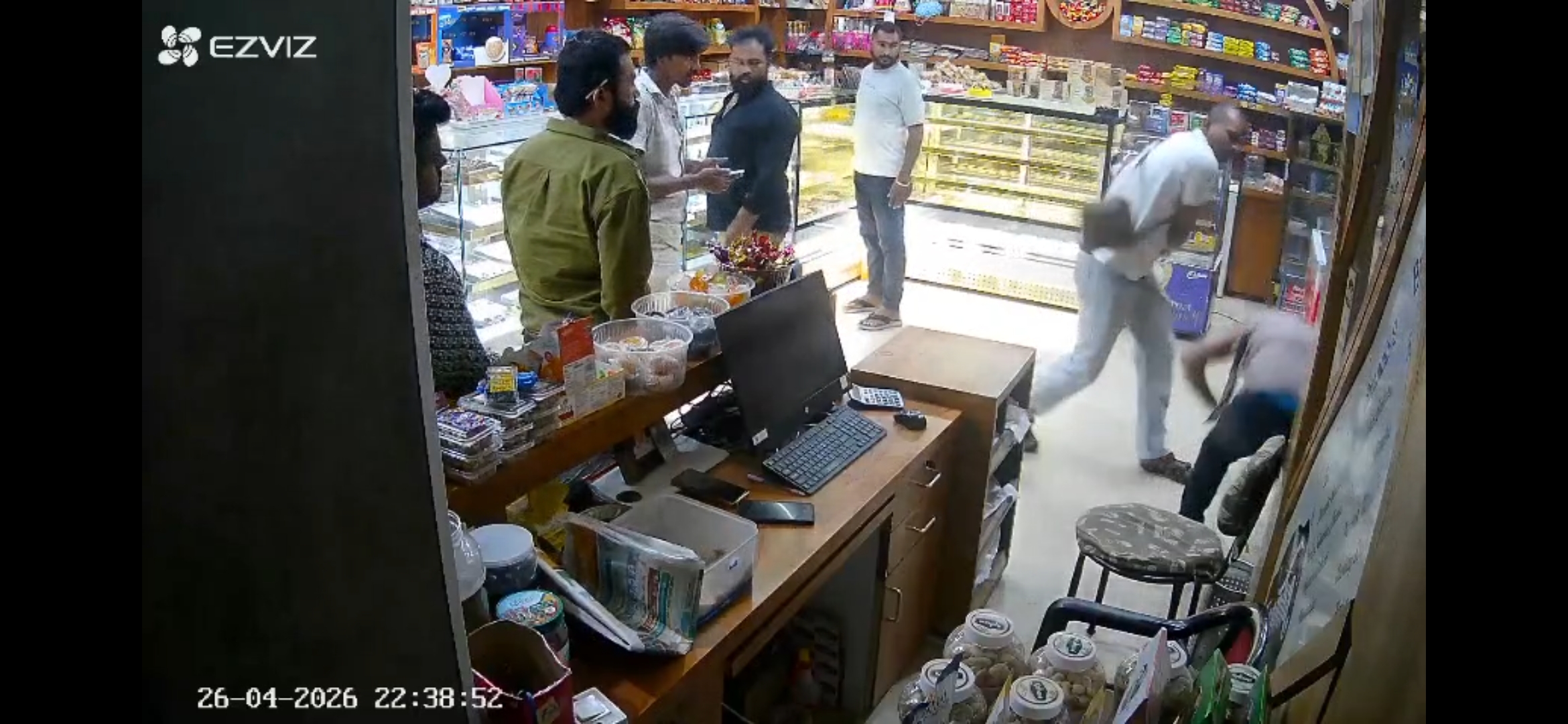 मारपीट करते हुए कैमरे में कैद हूई घटना।