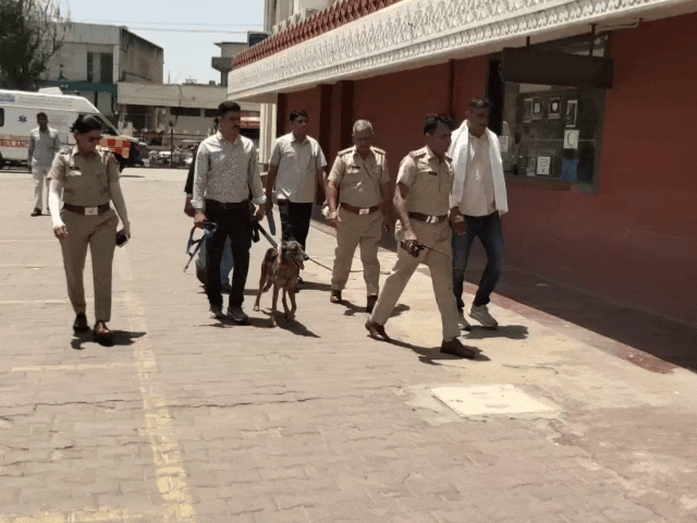 पुलिस, RAC और डॉग स्क्वाड का करीब सवा घंटे तक सर्च ऑपरेशन चला