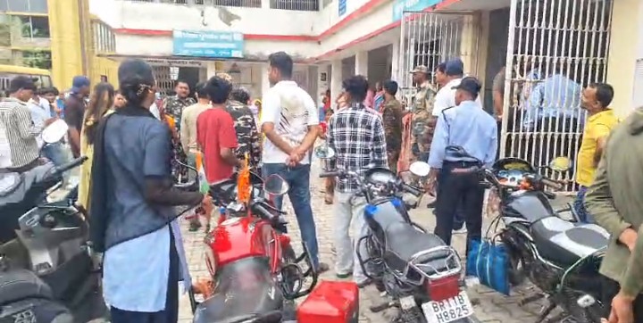 शराबी पिता ने बच्चा वार्ड में जमकर हंगामा किया।