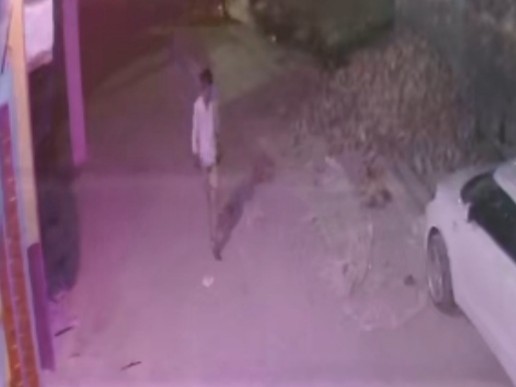 सीसीटीवी में दिखा एक युवक, जिसका चोरी में शामिल होने का शक है।