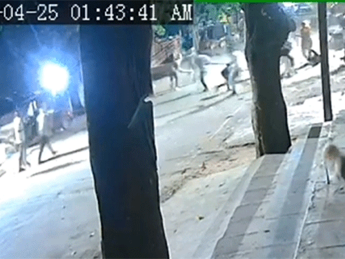गाली-गलौज के बाद युवक के साथियों ने हमला कर लिया।