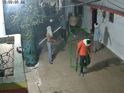 बदमाश लाठी-डंडे लेकर और मुंह ढंककर पहुंचे थे।