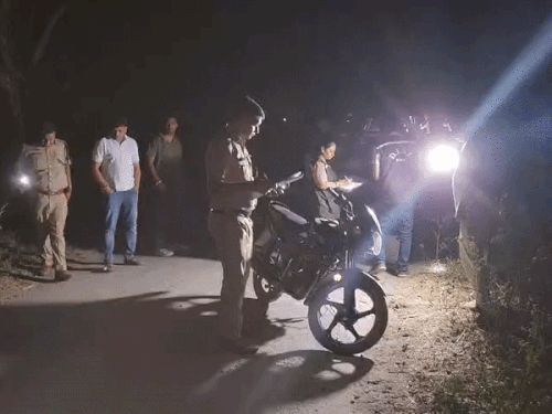 रात को एनकाउंटर के बाद मौके पर पहुंचकर साक्ष्य जुटाती पुलिस।