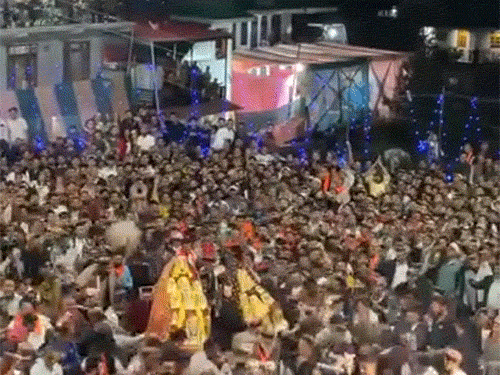 रोहड़ू के कुलगांव में देवता के अनुष्ठान में मौजूद सैकड़ों लोग।