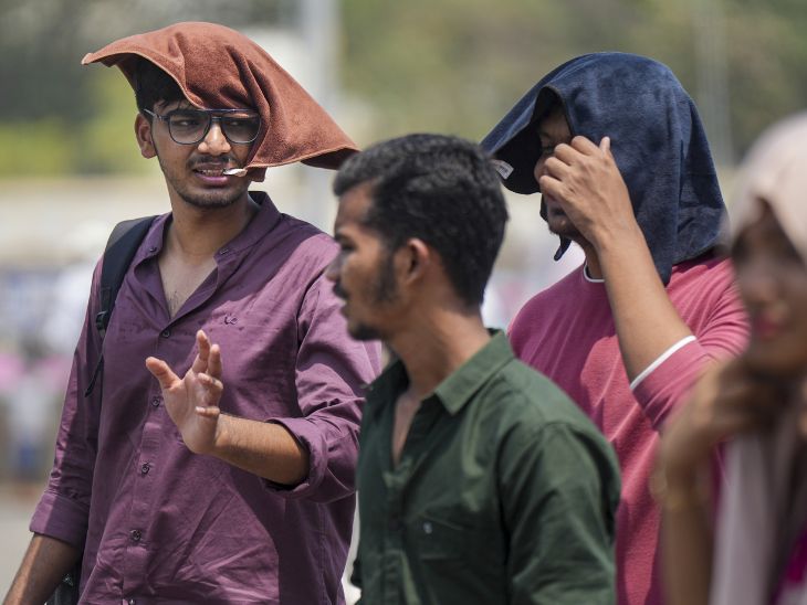 मुंबई में लोग गर्मी से बचने के लिए सिर ढककर बाहर निकल रहे हैं।