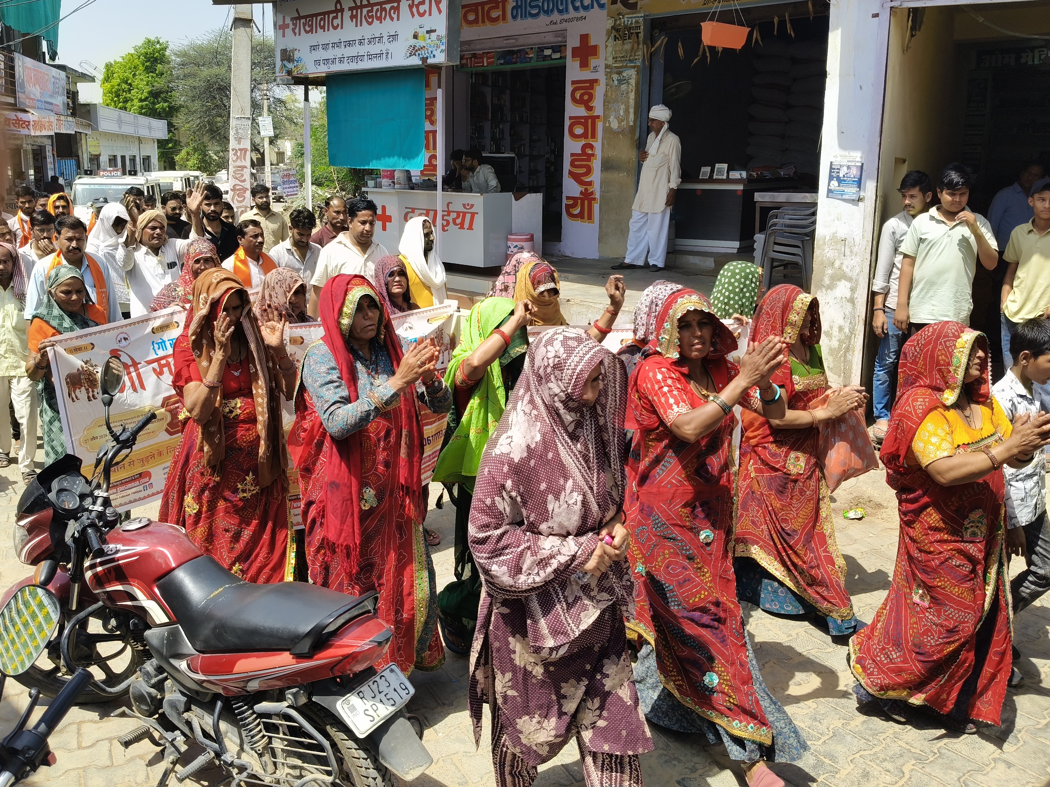 सैकड़ों की संख्या में महिला-पुरुषों ने भाग लिया।