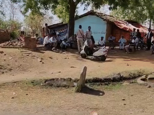 जिला प्रशासन के अधिकारी आज सुबह से ग्रामीणों के साथ बात कर रहे हैं। दोनों गांवों के लोगों से समझाइश की जा रही है।