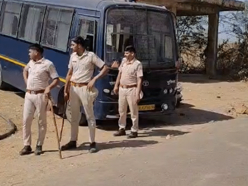 सोमवार सुबह से टामटिया गांव के बाहर फोर्स तैनात है। यहां बाहरी लोगों की एंट्री बंद है।