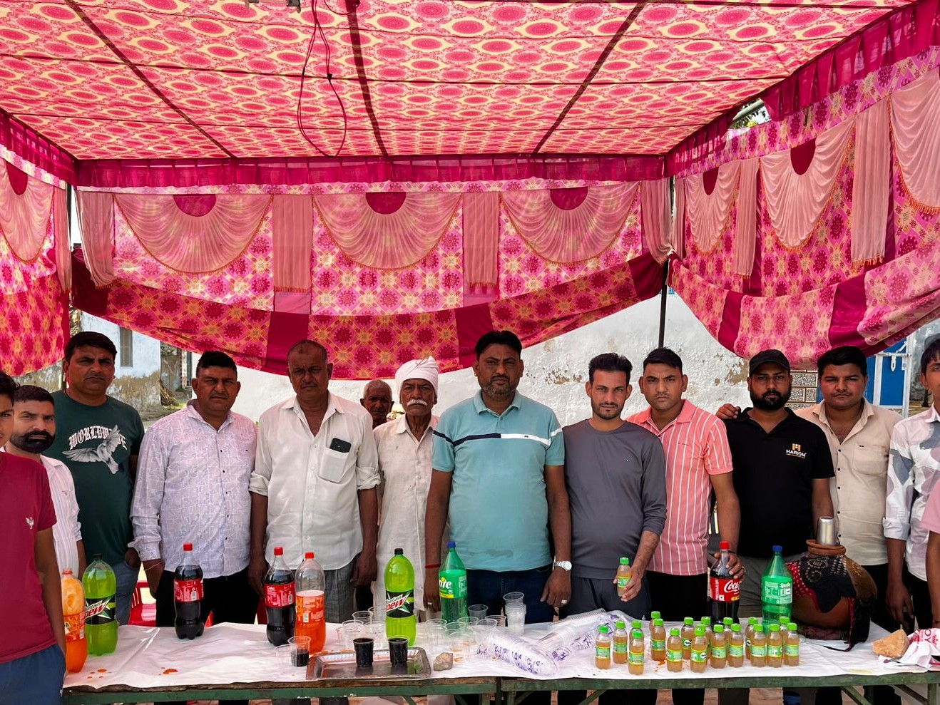 गर्मी के मौसम को देखते हुए शिविर में श्रद्धालुओं के लिए विशेष जलपान व्यवस्था की गई है। यहां आने वाले भक्तों को ठंडा पानी, चाय और अन्य जलपान सामग्री वितरित की जा रही है।