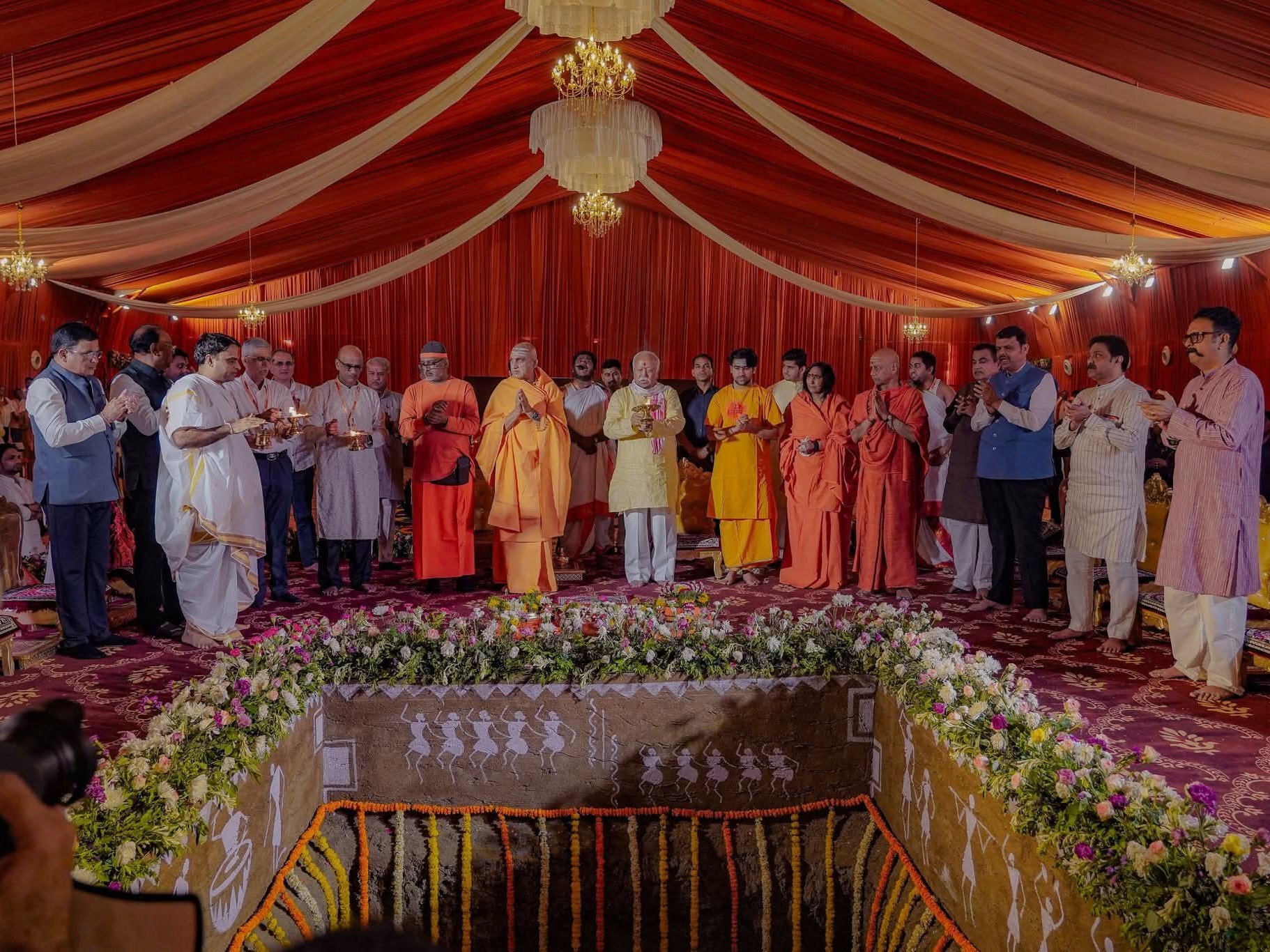 नागपुर के कार्यक्रम में संतों के साथ-साथ RSS चीफ मोहन भागवत, केंद्रीय मंत्री गडकरी और महाराष्ट्र के सीएम फडणवीस भी मौजूद रहे।