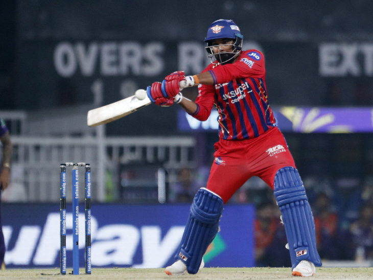 शमी ने कार्तिक की आखिरी गेंद पर छक्का लगाया।