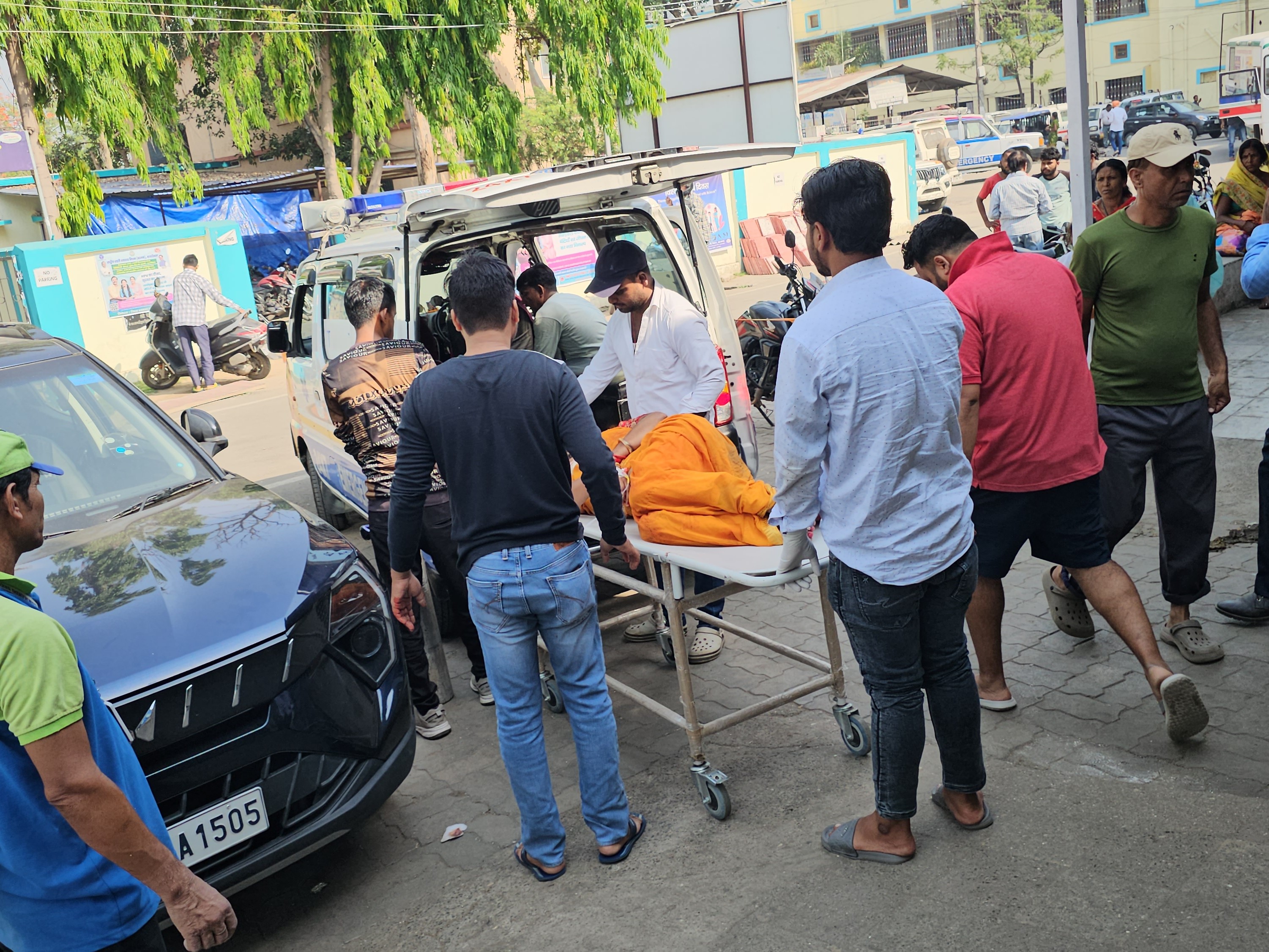 इस हादसे में मां-बेटे की मौत हो गई। जबकि परिवार के दो लोग गंभीर हैं।