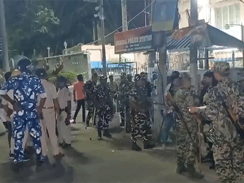 तनाव के बाद इलाके में सुरक्षाबलों की तैनाती बढ़ा दी गई है।