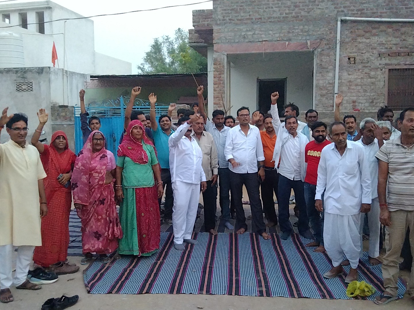 बिजली के खंभों को लेकर स्थानीय वार्डवासियों में रोष है।