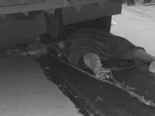 30 फीट तक घिसटने की वजह से स्किन रोड पर चिपक गई।