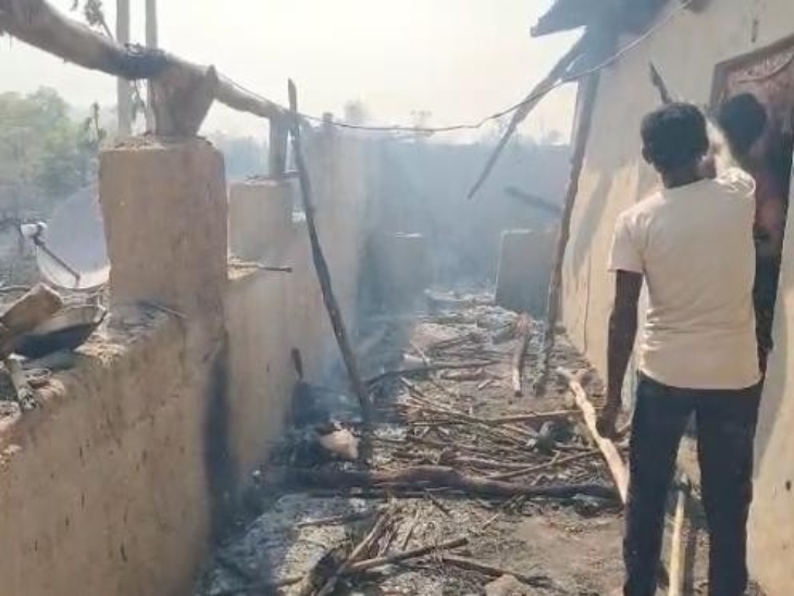 आग से घर और वहां रखा सारा सामन जल कर ख़ाक हो गया