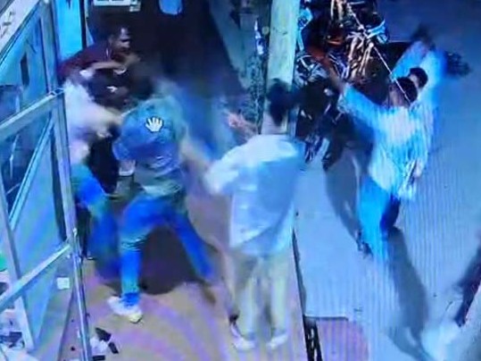 कार्यालय से बाहर निकालकर लात-घूसों से जमकर मारपीट की गई - Dainik Bhaskar