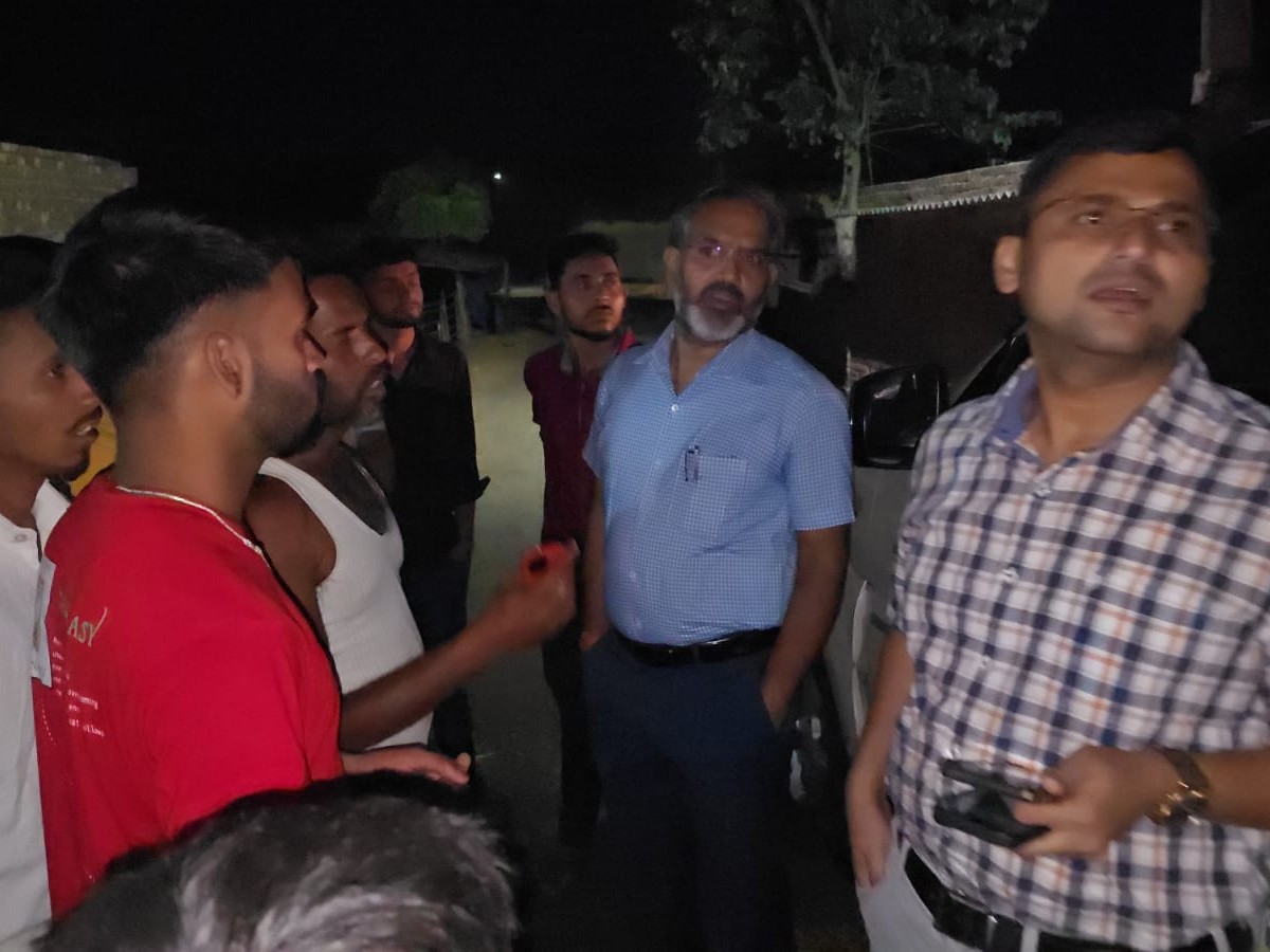 देर रात ही सदर अस्पताल में इलाज के बीच प्रशासन की टीम गांव पहुंची और स्थिति की जानकारी ली।