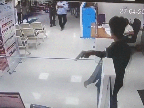 लुटेरे बैंक में घुसे और जमीन पर गोली दागकर स्टाफ और लोगों को डराया।