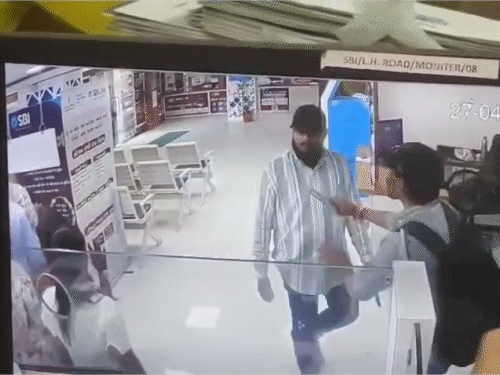 लुटेरों की संख्या एक से अधिक थी।