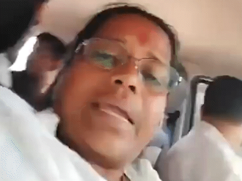 कार पर हमले के दौरान सांसद मिताली बाग वीडियो बना रही थीं।